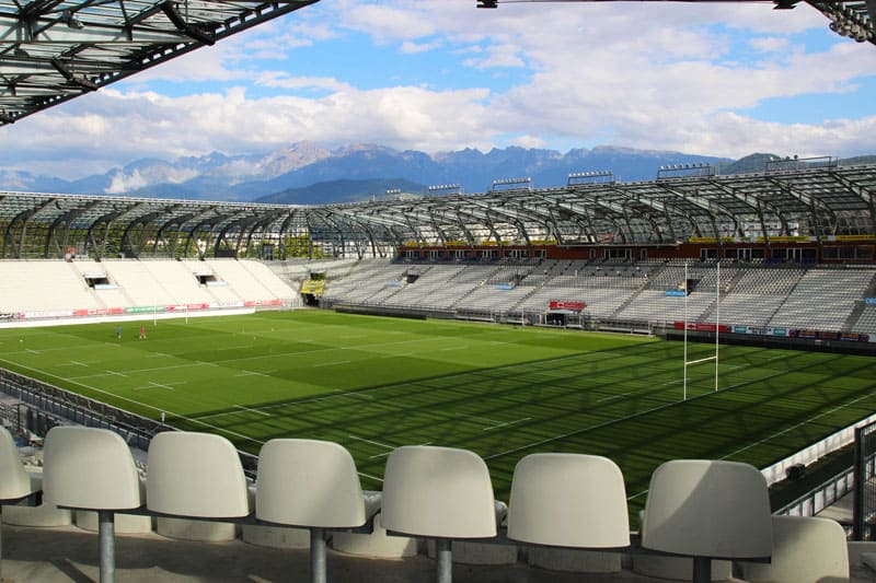Stade-des-alpes-tribunes-terrain