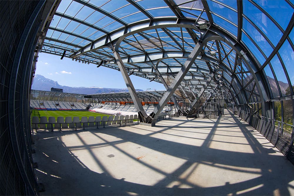 exterieur-coursive-stade-des-alpes-3